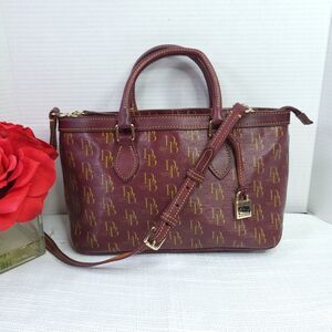 Beautiful Dooney & Bourke Signature Coated Canvas Bag 1975 Print In Burgundy
